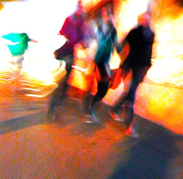 Tres personas y pájaro verde